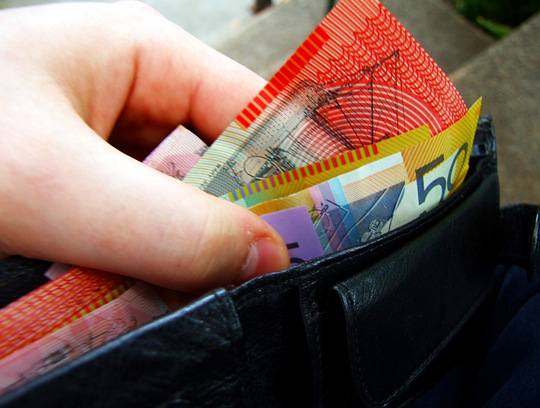 Australian_banknotes_in_wallet-001